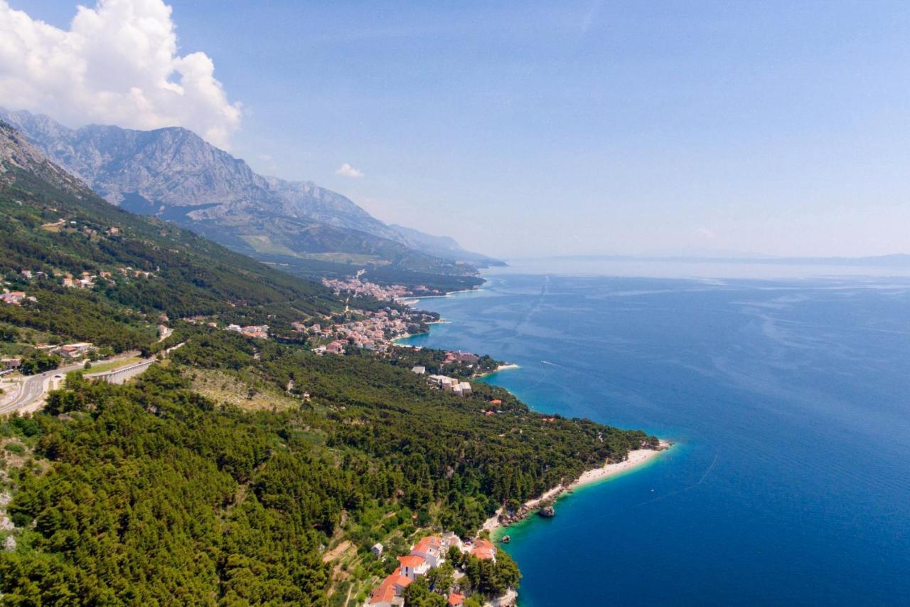 Apartments By The Sea Brela, Makarska - 18356 Екстериор снимка