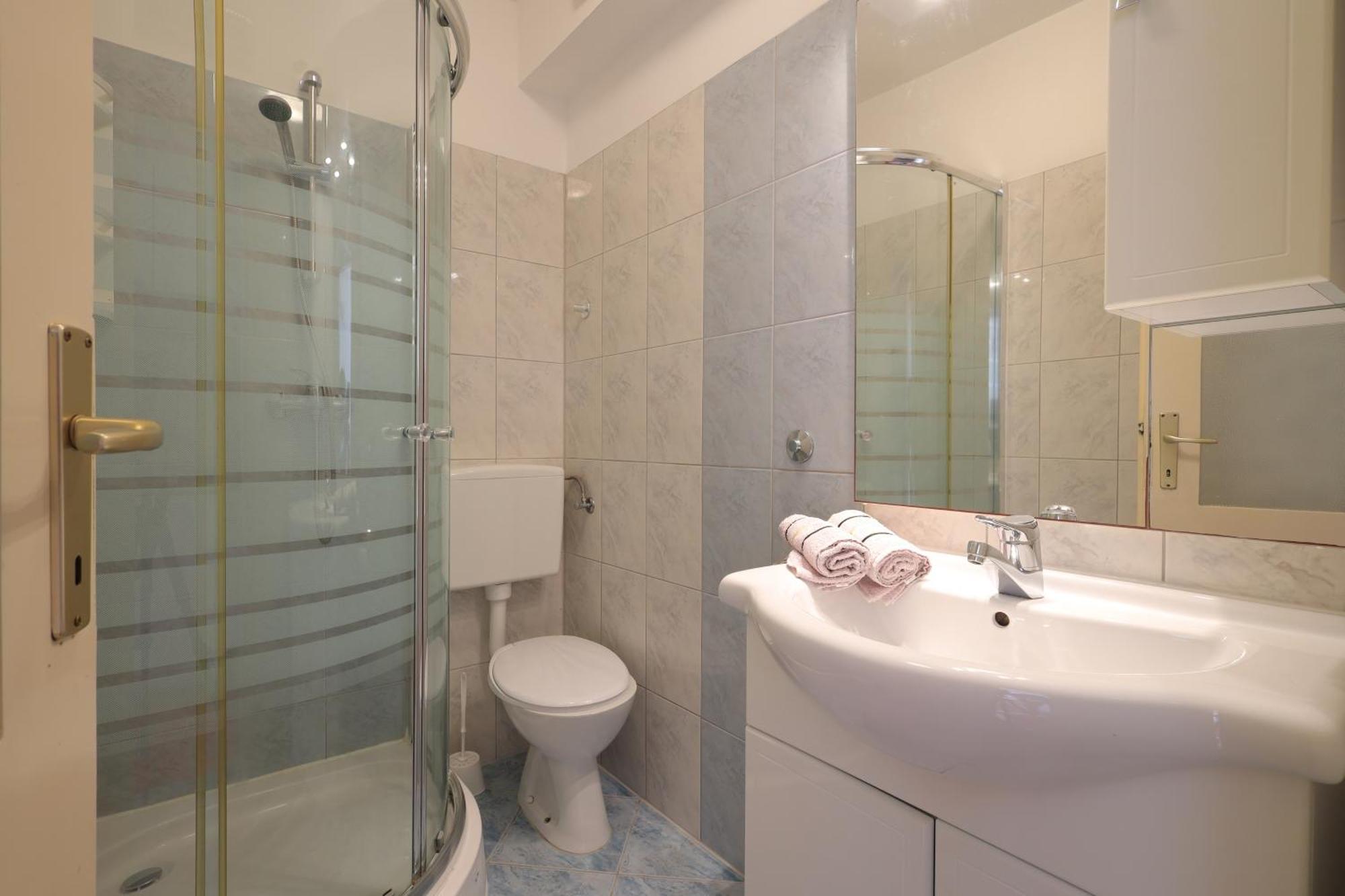 Apartments By The Sea Brela, Makarska - 18356 Екстериор снимка