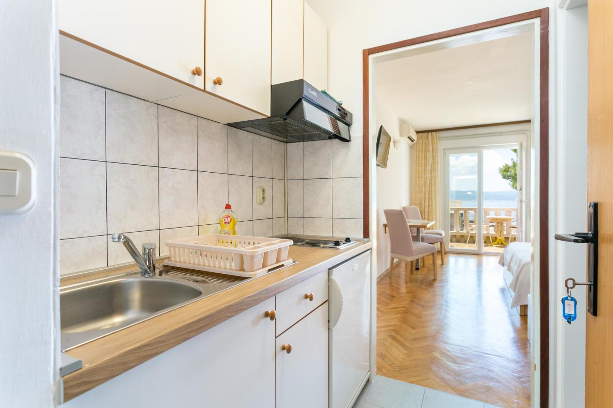 Apartments By The Sea Brela, Makarska - 18356 Екстериор снимка