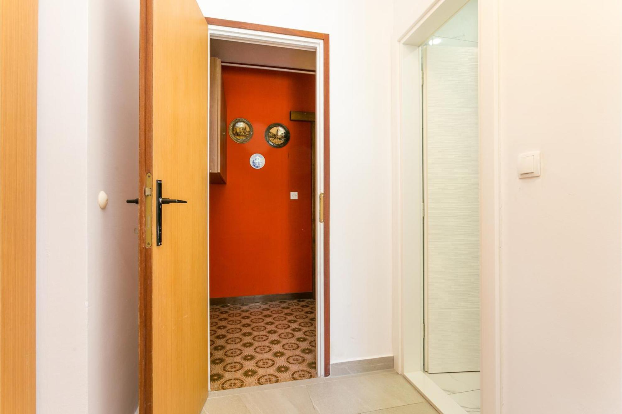 Apartments By The Sea Brela, Makarska - 18356 Екстериор снимка