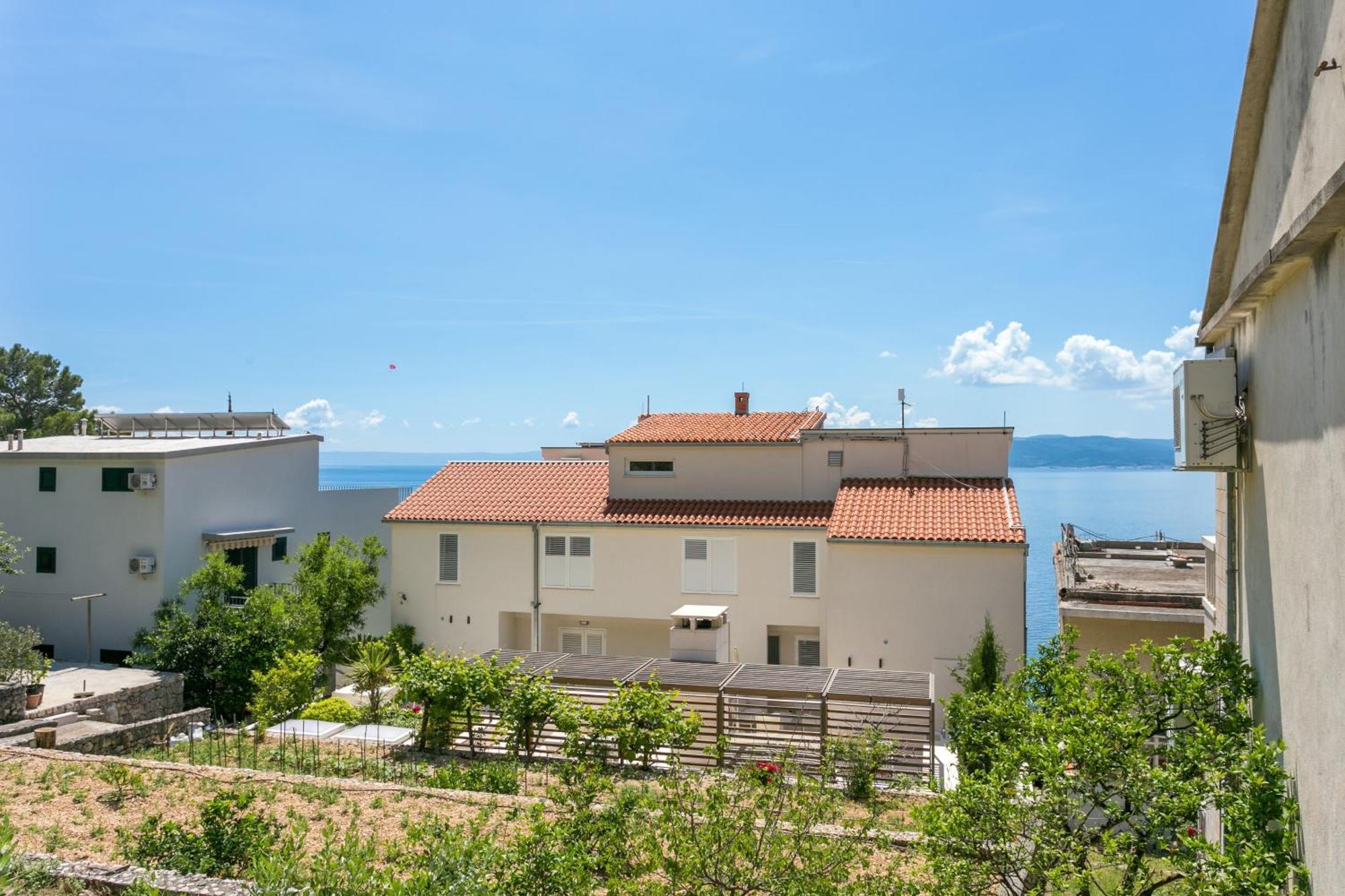 Apartments By The Sea Brela, Makarska - 18356 Екстериор снимка