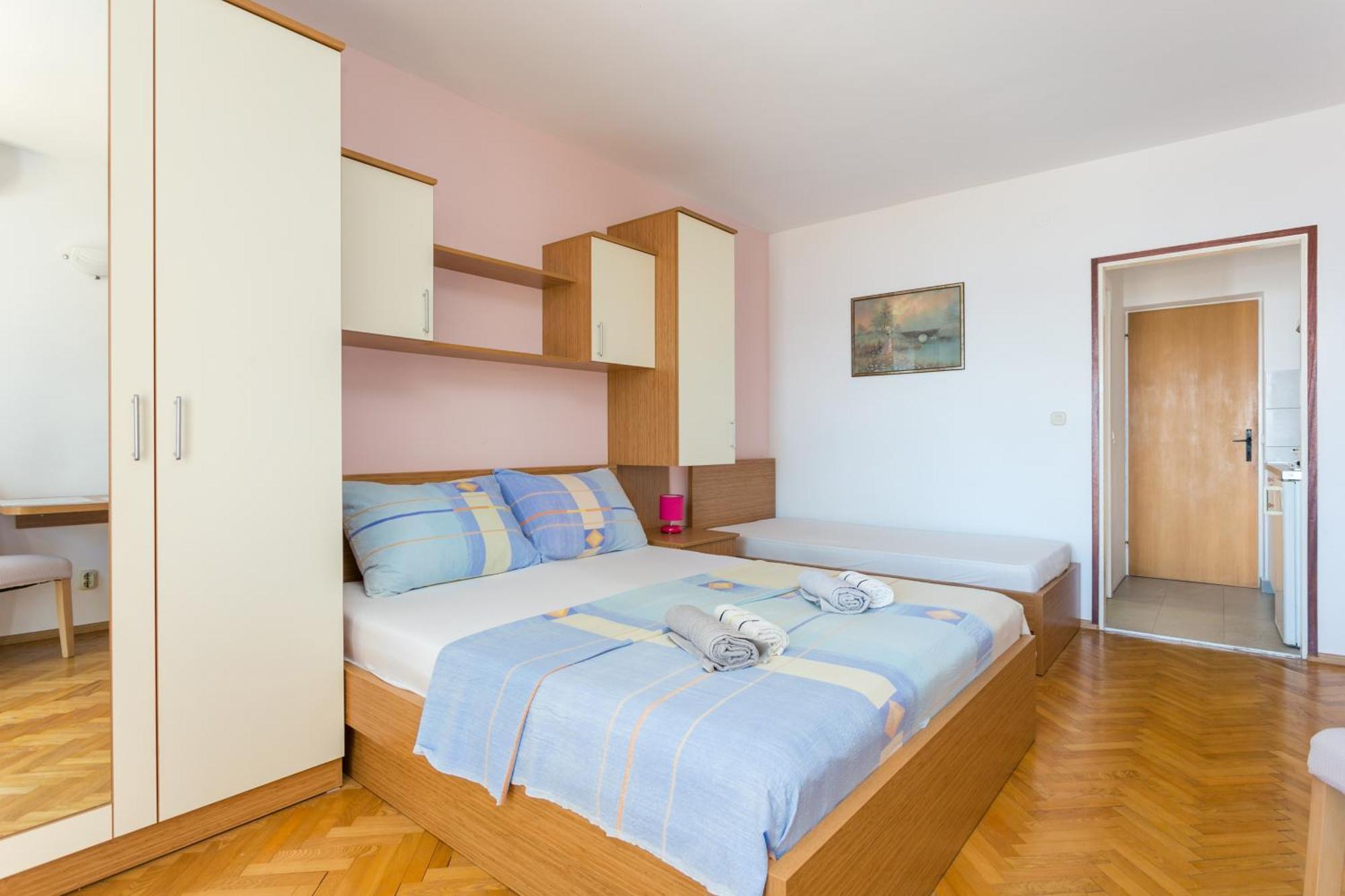 Apartments By The Sea Brela, Makarska - 18356 Стая снимка